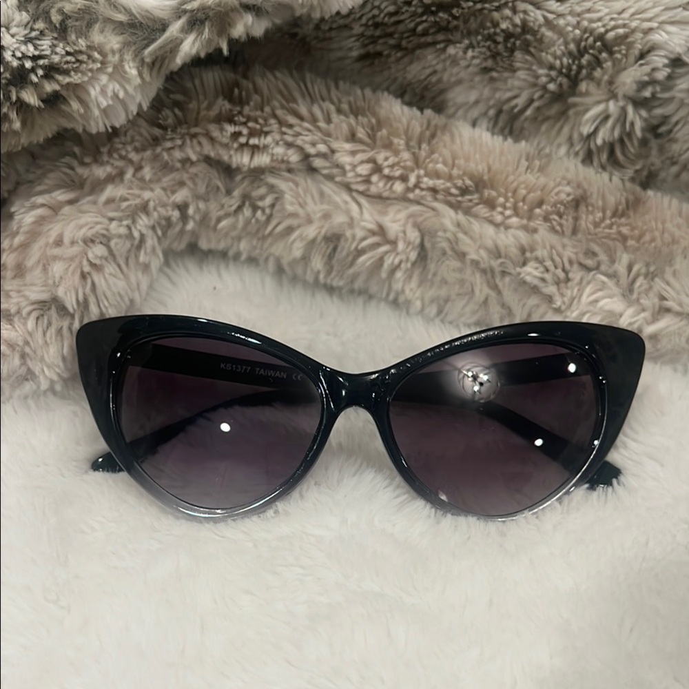 Chic Black Cat-Eye Sunglasses